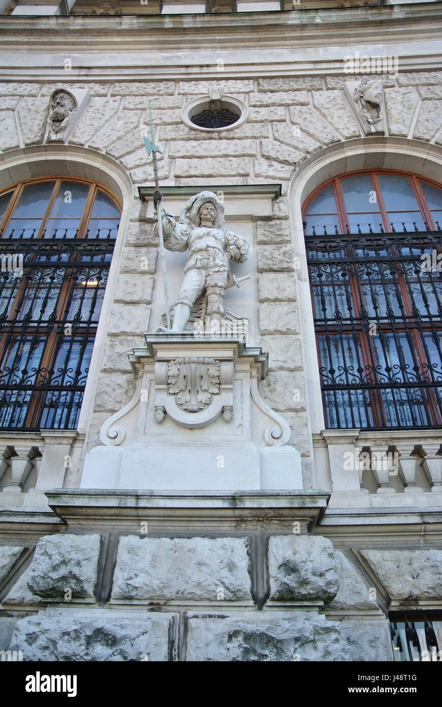 Statua di pietra raffigurante soldato di Massimiliano I sulla facciata della Neue Burg, Heldenplatz, Vienna, Austria, Europa Foto Stock