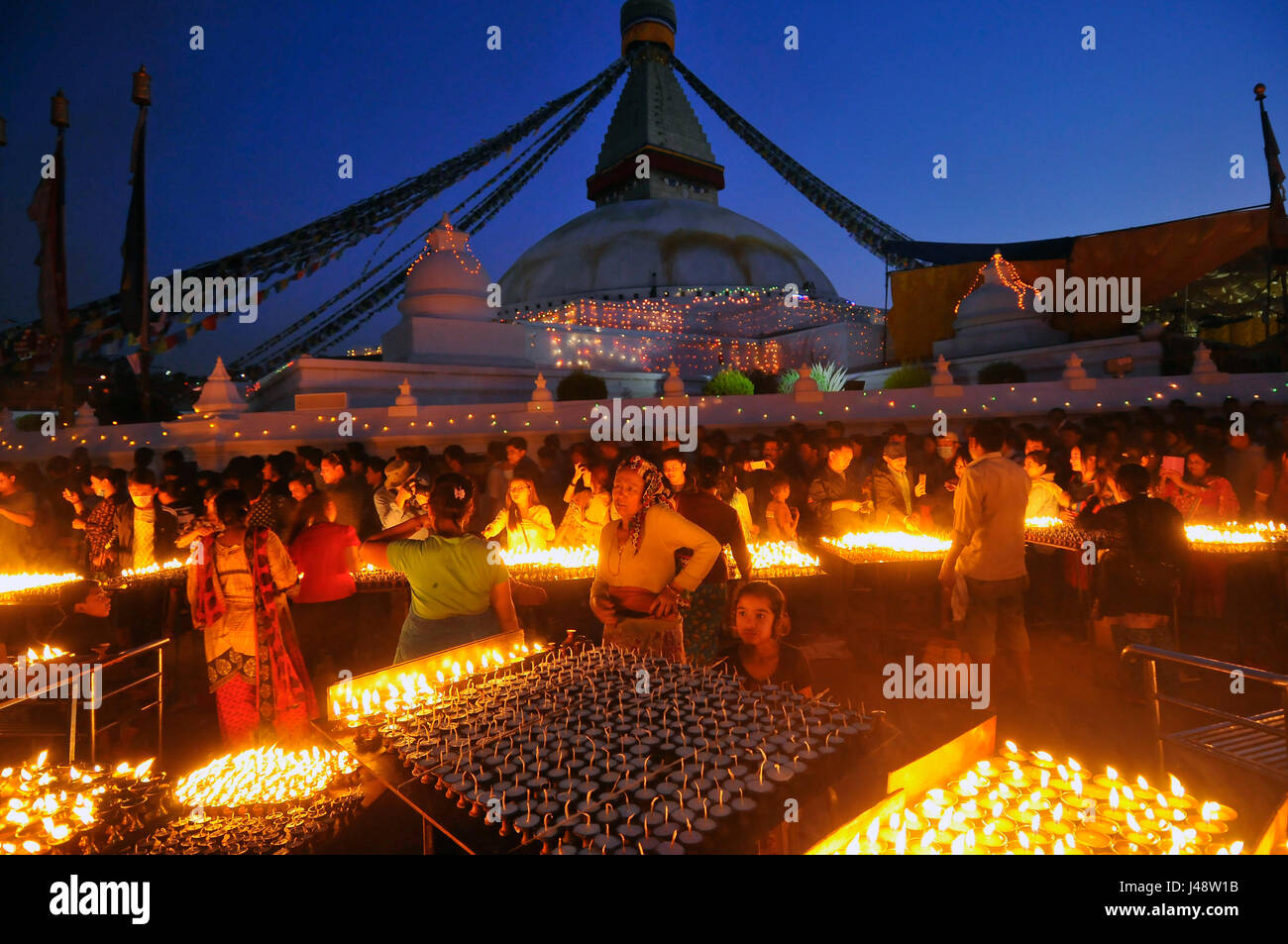 Chiloncho, Kirtipur, Kathmandu. Il 10 maggio, 2017. Nepalese offerta devoto di lampade a burro presso la sede di Boudhanath Stupa durante la celebrazione del 2,561st Buddha Purnima festival, anniversario della nascita del Signore Gautam Buddha a Kathmandu il mercoledì 10 maggio, 2017. Credito: PACIFIC PRESS/Alamy Live News Foto Stock