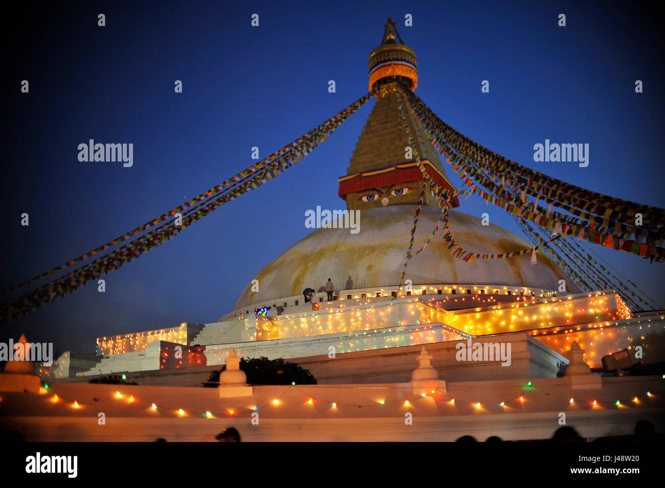 Chiloncho, Kirtipur, Kathmandu. Il 10 maggio, 2017. Una visione illuminata di Boudhanath Stupa durante la celebrazione del 2,561st Buddha Purnima festival, anniversario della nascita del Signore Gautam Buddha a Kathmandu il mercoledì 10 maggio, 2017. Credito: PACIFIC PRESS/Alamy Live News Foto Stock