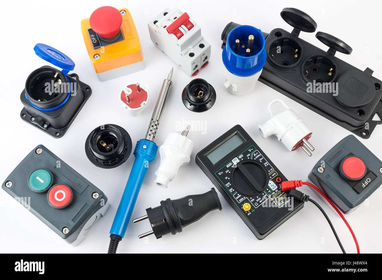 Le apparecchiature elettriche e i vari strumenti su sfondo bianco Foto Stock