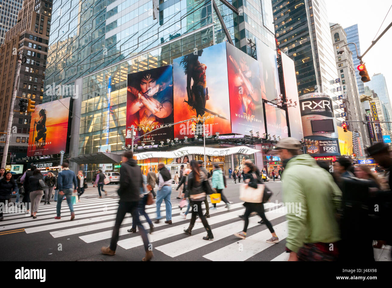Pubblicità per la Warner Bros' 'Wonder Woman" film è visto in Times Square a New York martedì, 10 maggio 2017. Il film stelle Gal Gadot come il carattere titolare ed è programmato per rilasciato negli Stati Uniti Giugno 2, 2017. (© Richard B. Levine) Foto Stock