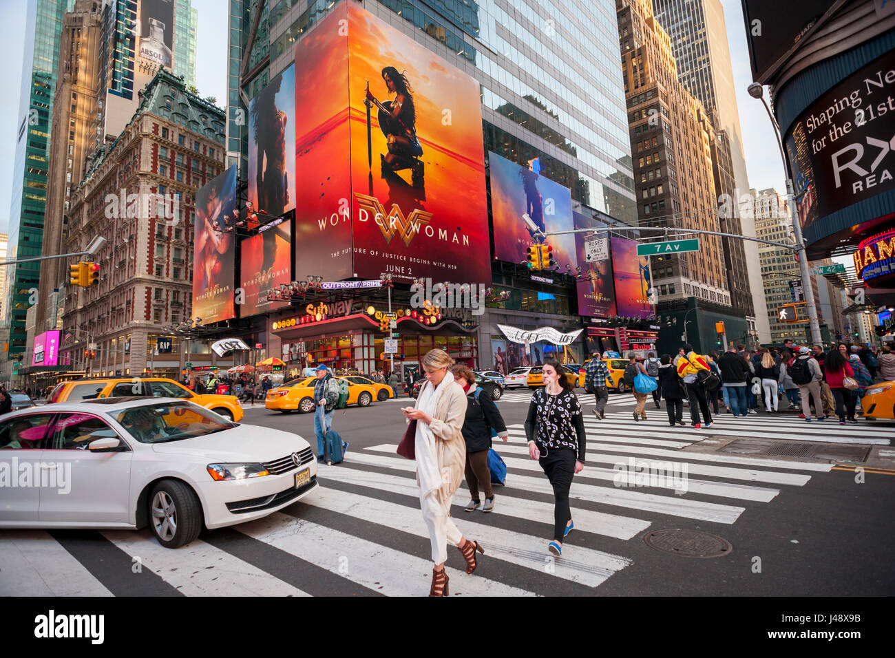 Pubblicità per la Warner Bros' 'Wonder Woman" film è visto in Times Square a New York martedì, 10 maggio 2017. Il film stelle Gal Gadot come il carattere titolare ed è programmato per rilasciato negli Stati Uniti Giugno 2, 2017. (© Richard B. Levine) Foto Stock