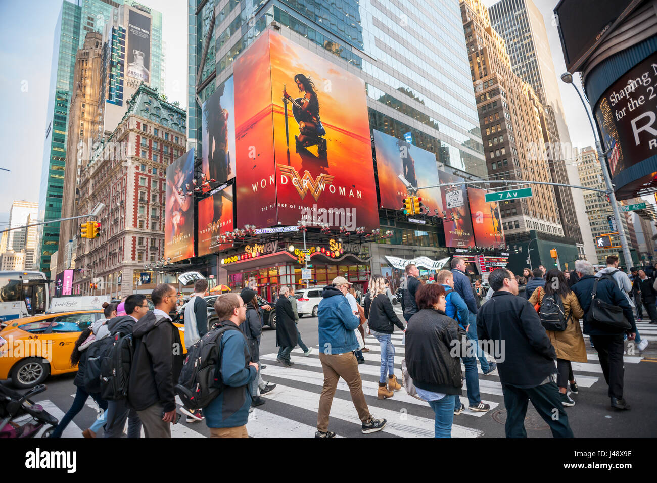 Pubblicità per la Warner Bros' 'Wonder Woman" film è visto in Times Square a New York martedì, 10 maggio 2017. Il film stelle Gal Gadot come il carattere titolare ed è programmato per rilasciato negli Stati Uniti Giugno 2, 2017. (© Richard B. Levine) Foto Stock