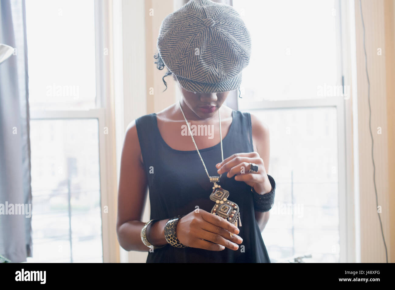 Una giovane donna che indossa un cappello in tweed Foto Stock