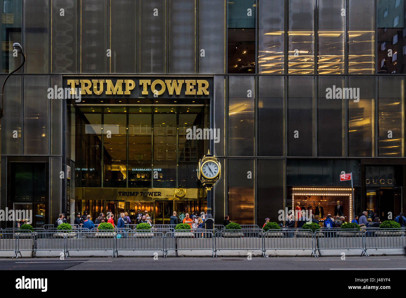 New York, Stati Uniti. Il 10 maggio, 2017. Trump Tower NYC - attivista politico gruppo protesta la cottura del direttore dell'FBI James Comey, al di fuori di Trump Tower di Manhattan il 10 maggio 2017; il recente Trump administration spostare è visto come un presunto infausto e pericoloso spostare in una successione di passi avanti verso il consolidamento del fascismo negli Stati Uniti il gruppo detto. Credito: Erik McGregor/Pacific Press/Alamy Live News Foto Stock