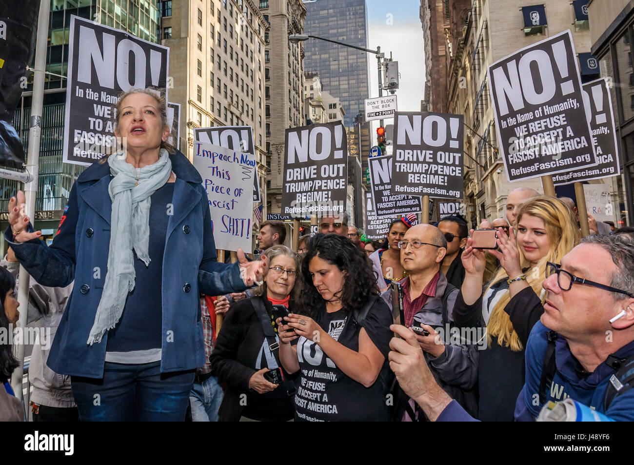 New York, Stati Uniti. Il 10 maggio, 2017. Attivista politico gruppo protesta la cottura del direttore dell'FBI James Comey, al di fuori di Trump Tower di Manhattan il 10 maggio 2017; il recente Trump administration spostare è visto come un presunto infausto e pericoloso spostare in una successione di passi avanti verso il consolidamento del fascismo negli Stati Uniti il gruppo detto. Credito: Erik McGregor/Pacific Press/Alamy Live News Foto Stock