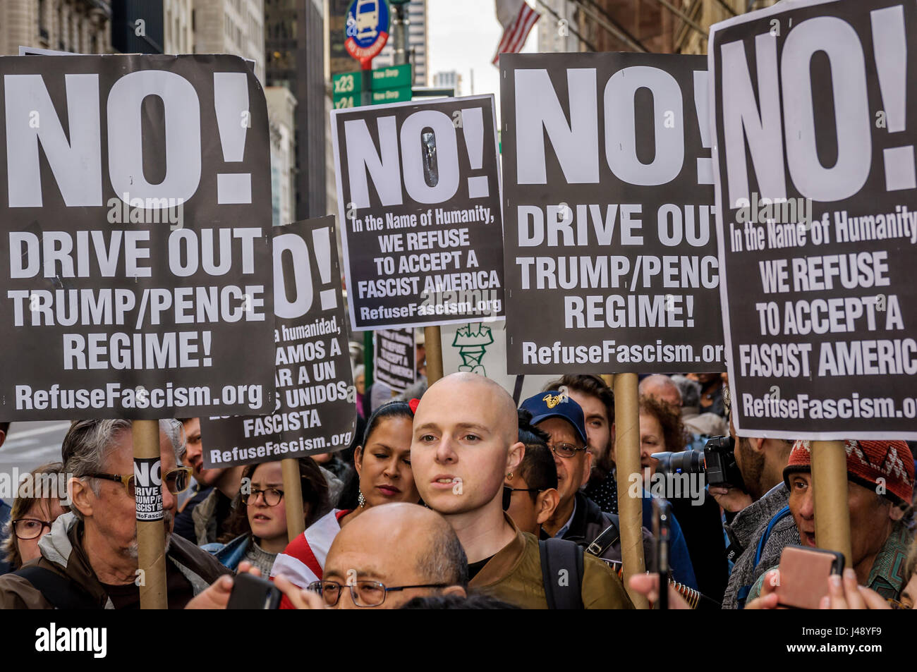 New York, Stati Uniti. Il 10 maggio, 2017. Attivista politico gruppo protesta la cottura del direttore dell'FBI James Comey, al di fuori di Trump Tower di Manhattan il 10 maggio 2017; il recente Trump administration spostare è visto come un presunto infausto e pericoloso spostare in una successione di passi avanti verso il consolidamento del fascismo negli Stati Uniti il gruppo detto. Credito: Erik McGregor/Pacific Press/Alamy Live News Foto Stock