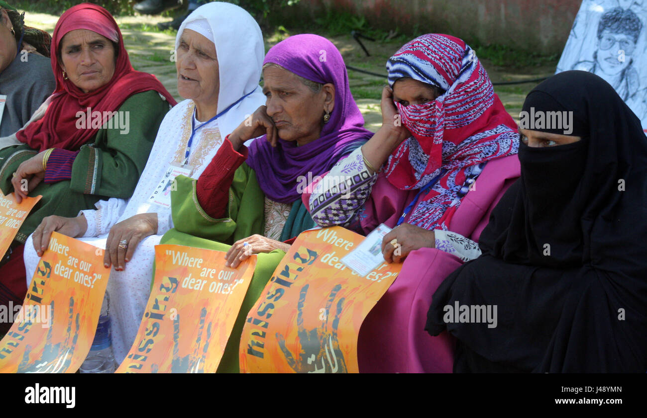 Srinagar Kashmir. Il 10 maggio, 2017.i parenti di persone scomparse partecipare a una manifestazione organizzata dalla Associazione dei Genitori di Persone scomparse (APDP) Più di 10.000 persone sono state sottoposte a Sparizione forzata dal governo indiano le forze nel periodo a partire dal 1989, quando la crescita dei movimenti separatisti tensioni escalation contro un 50 anno sullo sfondo di un conflitto tra India e Pakistan nel separare le loro rivendicazioni per il territorio. Credito: sofi suhail/Alamy Live News Foto Stock