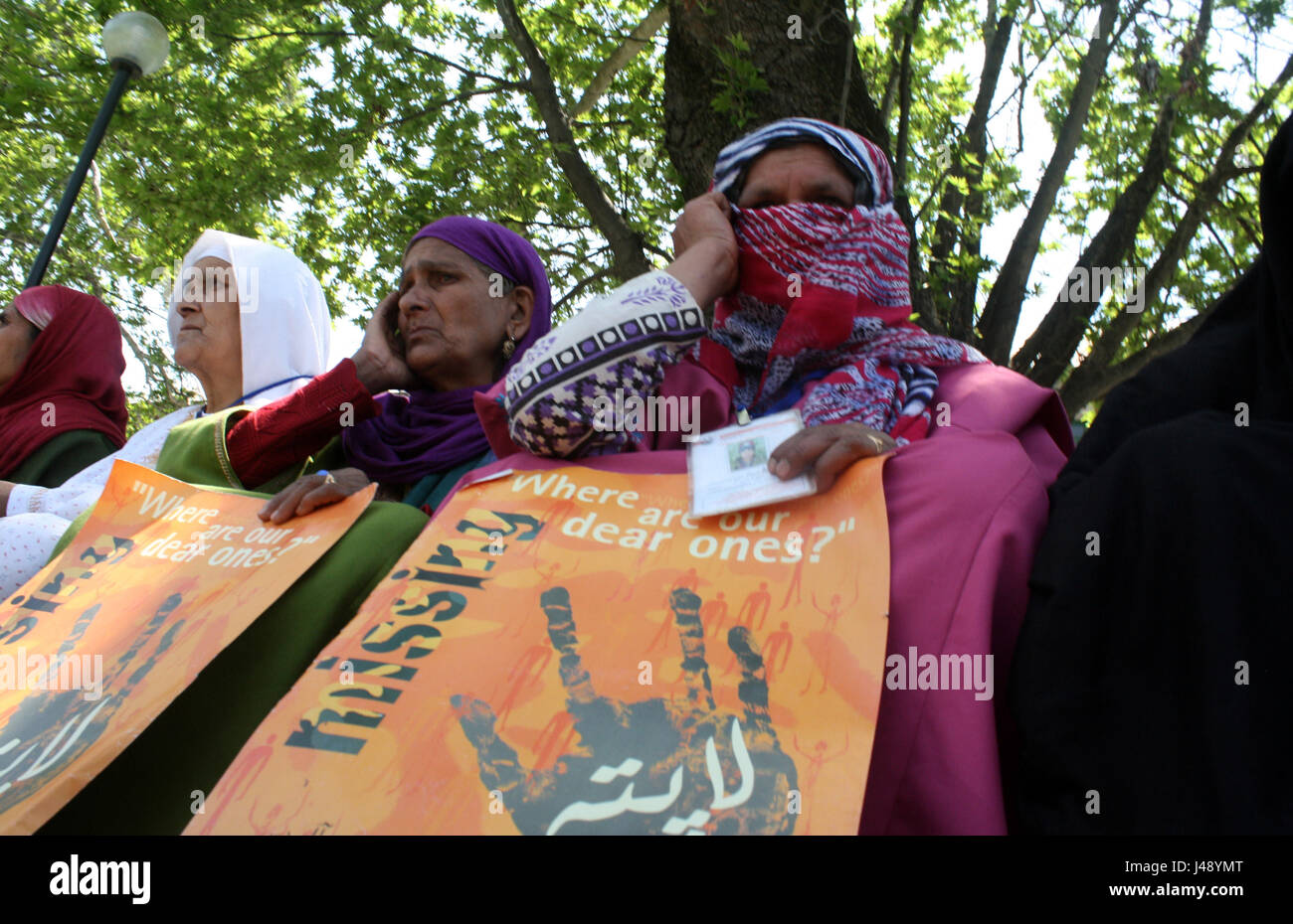 Srinagar Kashmir. Il 10 maggio, 2017.i parenti di persone scomparse partecipare a una manifestazione organizzata dalla Associazione dei Genitori di Persone scomparse (APDP) Più di 10.000 persone sono state sottoposte a Sparizione forzata dal governo indiano le forze nel periodo a partire dal 1989, quando la crescita dei movimenti separatisti tensioni escalation contro un 50 anno sullo sfondo di un conflitto tra India e Pakistan nel separare le loro rivendicazioni per il territorio. Credito: sofi suhail/Alamy Live News Foto Stock