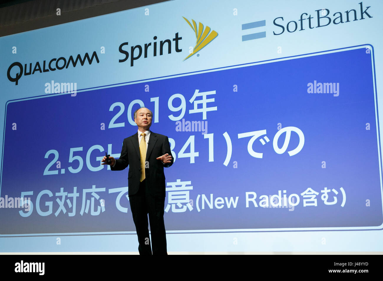 Tokyo, Giappone. Il 10 maggio, 2017. SoftBank Chairman e CEO Masayoshi figlio parla durante una conferenza stampa tenutasi il 10 maggio 2017, Tokyo, Giappone. SoftBank ha riportato una perdita di valutazione di 160,419 milioni di yen ($1,4 miliardi di euro) sulla cabina-salutando app Ola e l'e-commerce marketplace Snapdeal, due dei suoi negozi principali investimenti in India, quando annuncia la sua annuale dei risultati finanziari per l'anno fiscale conclusosi il 31 marzo 2017. Credito: Rodrigo Reyes Marin/AFLO/Alamy Live News Foto Stock