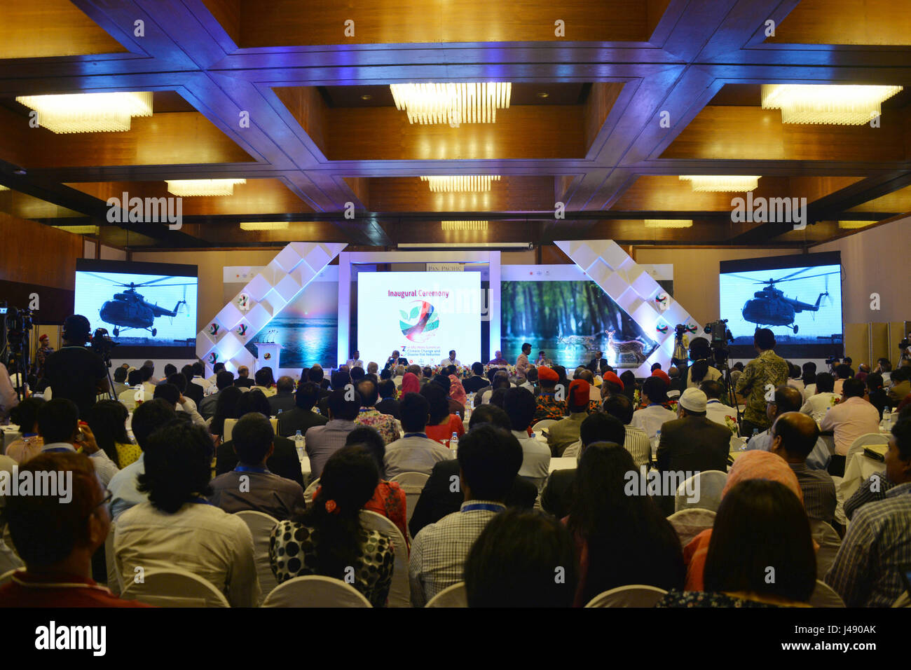 Dacca. Il 10 maggio, 2017. Foto scattata il 10 Maggio 2017 mostra la scena del terzo Asia-pacifico Broadcasting Union (ABU) Media Vertice di Dacca, capitale del Bangladesh. Il terzo ABU Media Vertice sui cambiamenti climatici e la riduzione dei rischi di catastrofe (DRR) iniziato qui il mercoledì. Credito: Salim Reza/Xinhua/Alamy Live News Foto Stock