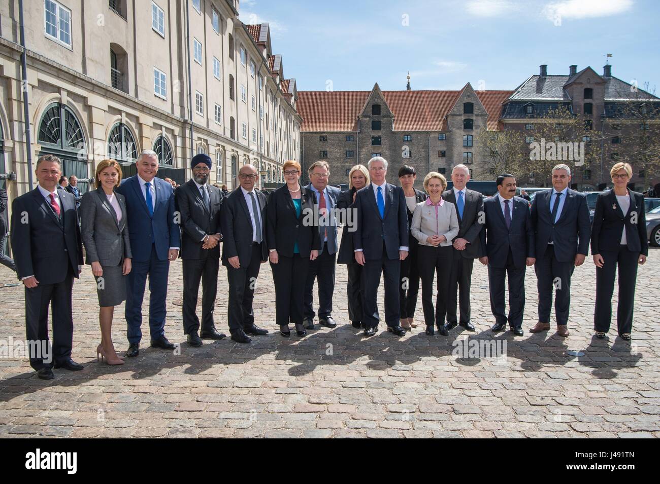 I Ministri della difesa con la coalizione globale sulla sconfitta di Iside posano per una foto di famiglia prima della riunione a Eigtveds Pakhus Maggio 9, 2017 a Copenhagen, Danimarca. Foto Stock