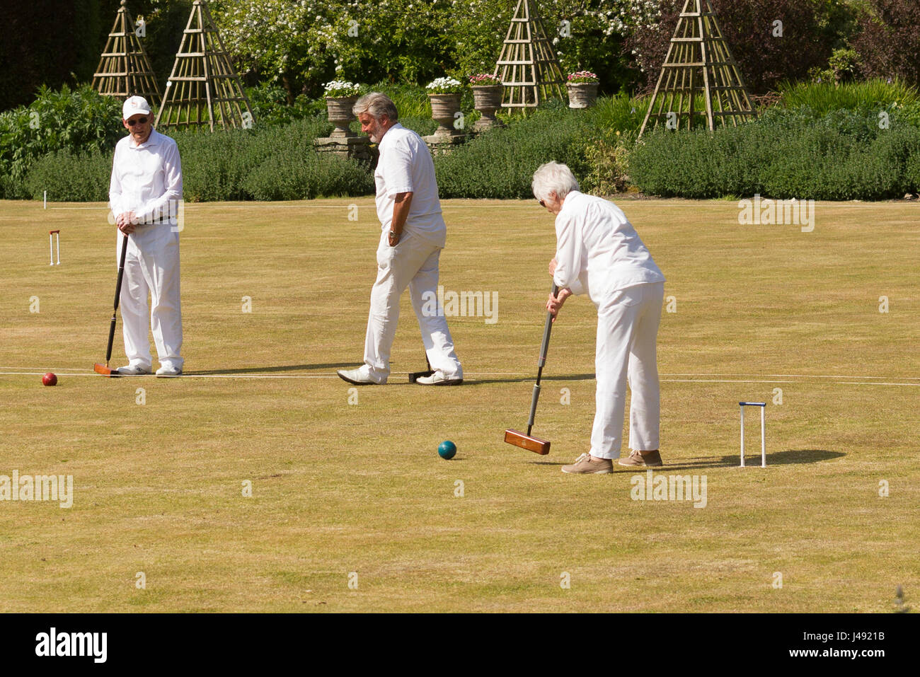 Cumbria, Regno Unito. Il 10 maggio, 2017. Cumbria.giornata di sole . Levens Hall - Westmorland Croquet Club godono di un gioco in perfette condizioni climatiche Credito: Gordon Shoosmith/Alamy Live News Foto Stock