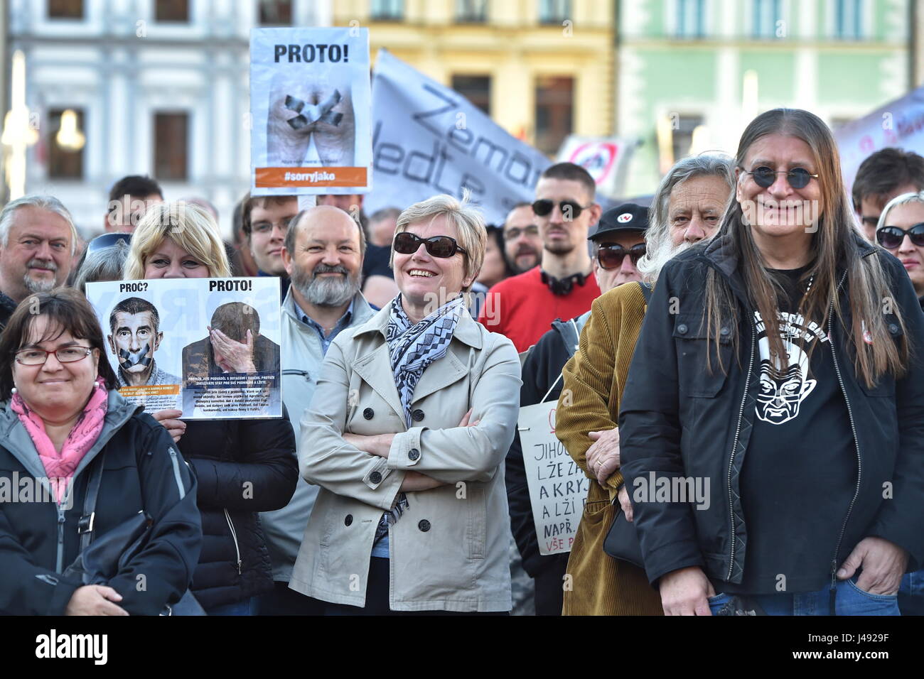 Ceske Budejovice, Repubblica Ceca. Il 10 maggio, 2017. Manifestazione denominata perché? Perché! Contro il Ministro delle finanze Andrej Babis e Presidente Zeman a namesti Premysla Otakara II, Ceske Budejovice, Repubblica Ceca, mercoledì 10 maggio, 2017. Le manifestazioni si terranno anche in altre città ceche. Credito: Vaclav Pancer/CTK foto/Alamy Live News Foto Stock