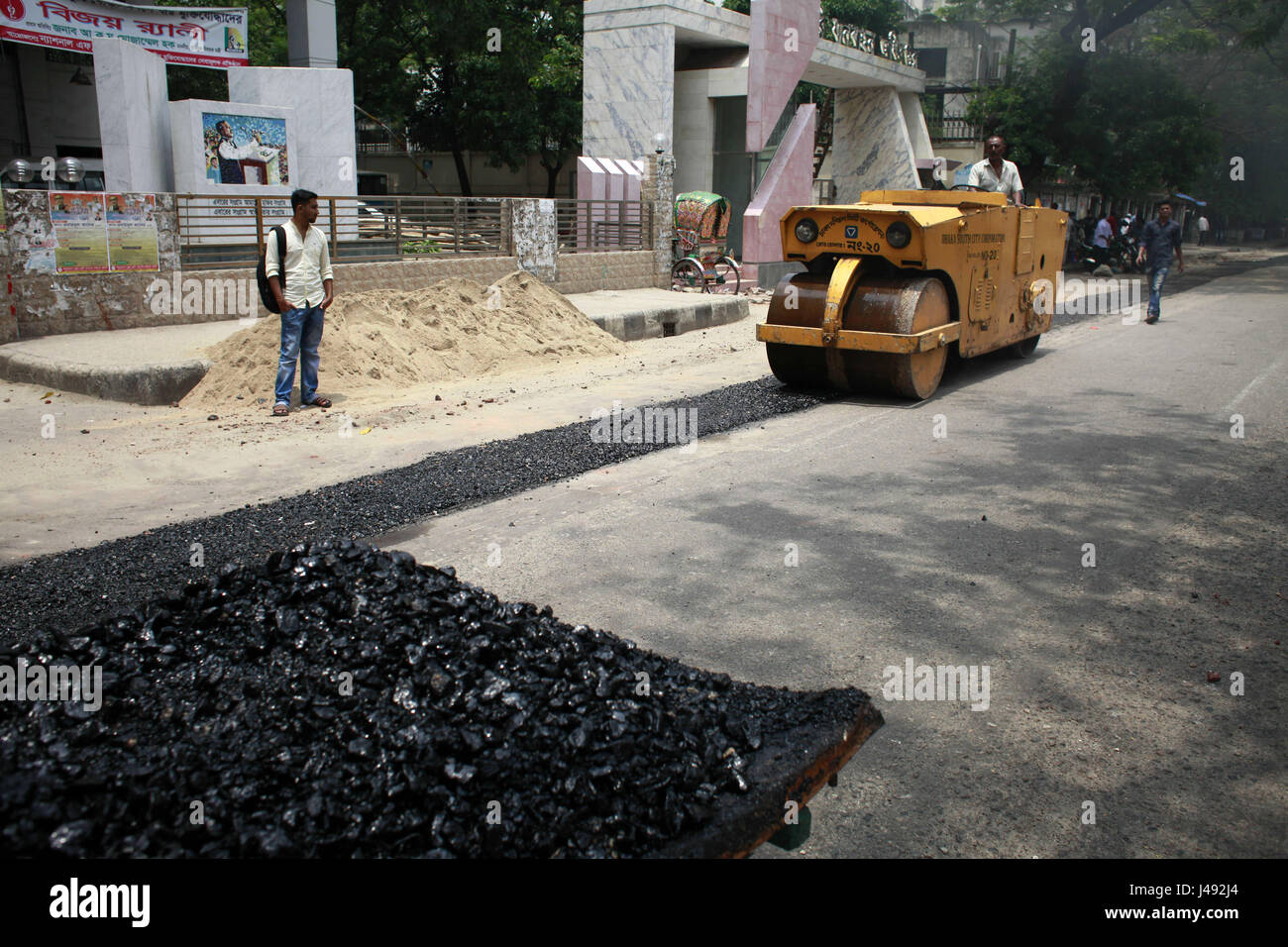 Dacca in Bangladesh. Il 10 maggio, 2017. Una strada sito in costruzione a Dhaka, nel Bangladesh, 10 maggio 2017. Credito: Suvra Kanti Das/ZUMA filo/Alamy Live News Foto Stock