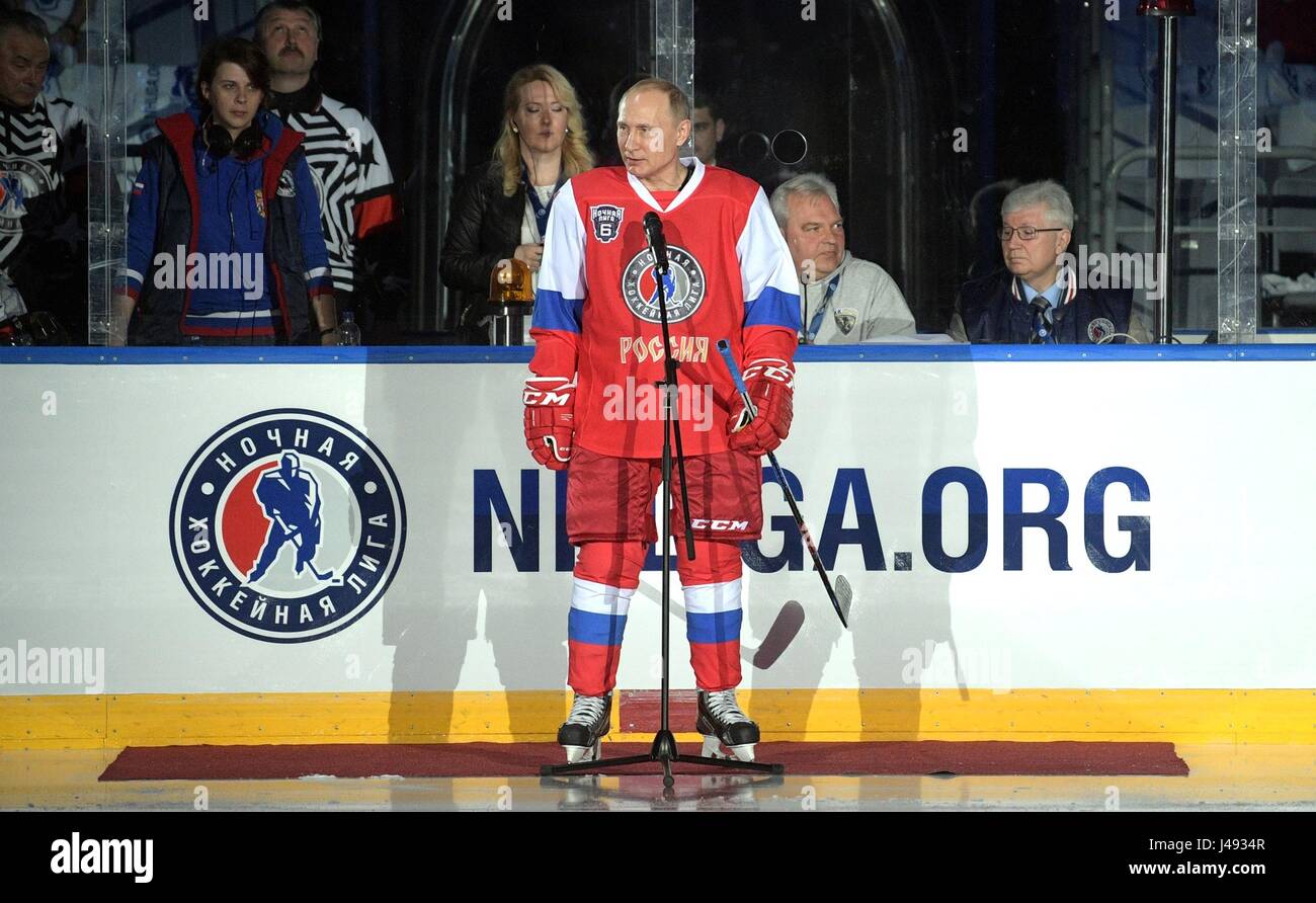 Sochi, Russia. Il 10 maggio, 2017. Il presidente russo Vladimir Putin  indossare una maglia rossa con il numero 11 parla alla folla prima di  entrare in una di hockey su ghiaccio match