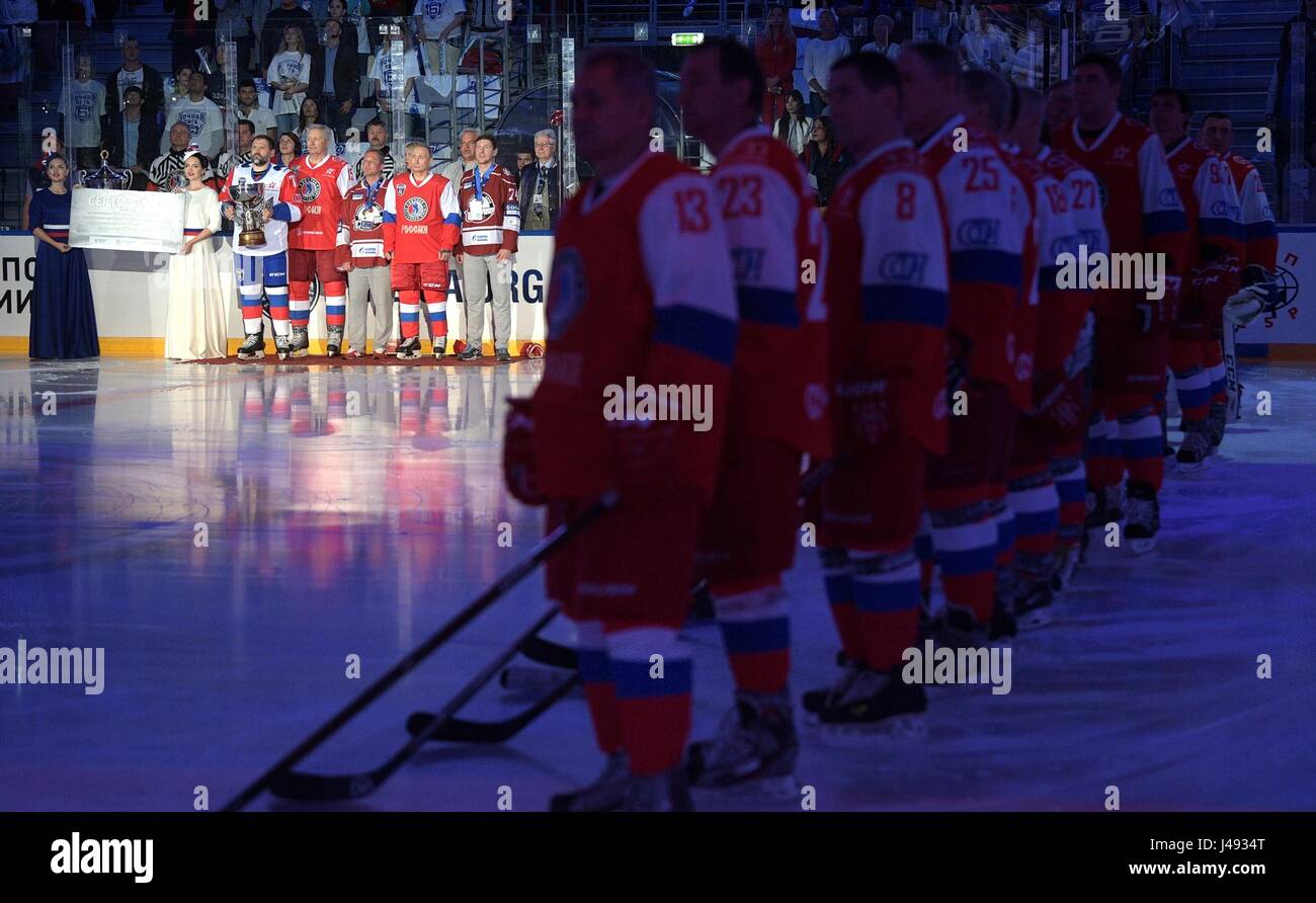 Sochi, Russia. Il 10 maggio, 2017. Il presidente russo Vladimir Putin indossare una maglia rossa con il numero 11 durante la premiazione della notte Ice Hockey League a Bolshoy Cupola di ghiaccio 10 Maggio 2017 in Sochi, Russia. Il Russo leader, 64, unite in con il capo della difesa Sergey Shoigu e tre Olympian champions andando al punteggio personalmente sette obiettivi per portare il suo tempo le leggende di Hockey alla vittoria. Credito: Planetpix/Alamy Live News Foto Stock