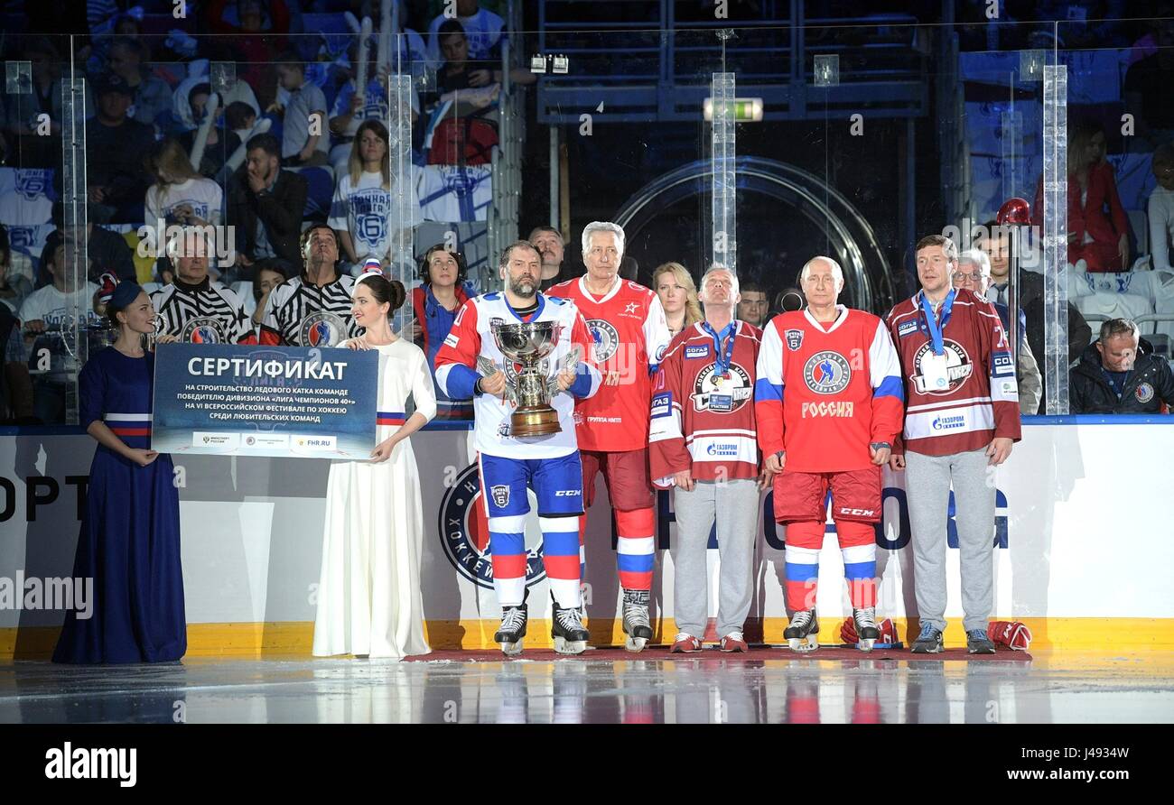 Sochi, Russia. Il 10 maggio, 2017. Il presidente russo Vladimir Putin indossare una maglia rossa con il numero 11 durante la premiazione della notte Ice Hockey League a Bolshoy Cupola di ghiaccio 10 Maggio 2017 in Sochi, Russia. Il Russo leader, 64, unite in con il capo della difesa Sergey Shoigu e tre Olympian champions andando al punteggio personalmente sette obiettivi per portare il suo tempo le leggende di Hockey alla vittoria. Credito: Planetpix/Alamy Live News Foto Stock