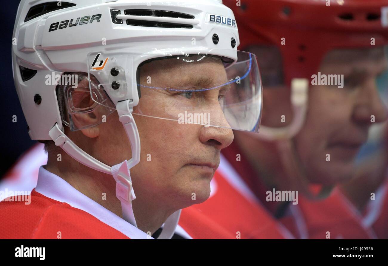 Sochi, Russia. Il 10 maggio, 2017. Il presidente russo Vladimir Putin durante la notte Ice Hockey League a Bolshoy Cupola di ghiaccio 10 Maggio 2017 in Sochi, Russia. Il Russo leader, 64, unite in con il capo della difesa Sergey Shoigu e tre Olympian champions andando al punteggio personalmente sette obiettivi per portare il suo tempo le leggende di Hockey alla vittoria. Credito: Planetpix/Alamy Live News Foto Stock