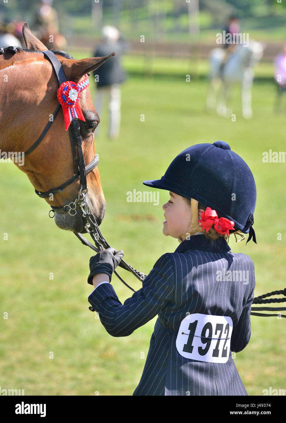 Windsor, Regno Unito. Il 10 maggio, 2017. Gracie Aungier, 7, loda il suo pony Broadgrove Littlestar, che insieme è arrivato secondo nella parte allevate e anglo arabi, 148 cm e sotto, in Adelaide Arena su una gloriosa sunny - Giorno 1 del Royal Windsor Horse Show nel Castello di Windsor motivi Berkshire REGNO UNITO. Credit Gary Blake/Alamy 7 Foto Stock