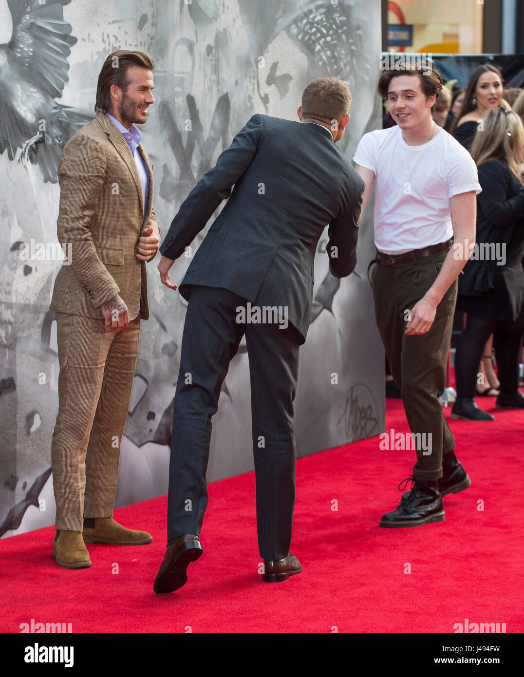 Londra, Regno Unito. Il 10 maggio, 2017. David Beckham   Charlie Hunnam   Brooklyn Beckham frequentare la premiere europeo di "King Arthur: la leggenda della Spada' a Cineworld impero su 10 Maggio 2017 a Londra, Regno Unito Credito: Gary Mitchell/Alamy Live News Foto Stock