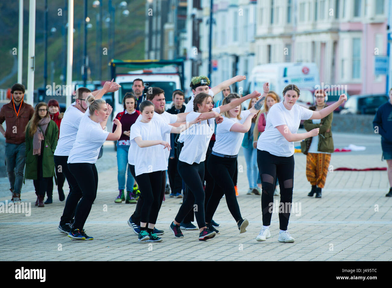 Aberystwyth Wales UK, giovedì 11 maggio 2017 un gruppo di giovani studenti universitari a Aberystwyth University eseguendo una improvvisazione di teatro all'aperto chiamato "Uccelli di una piuma", sulla base delle loro osservazioni del comportamento di uccelli di mare, sul lungomare a Aberystwyth alla prima luce su una fine maggio mattina sulla West Wales coast Photo credit: keith morris/Alamy Live News Foto Stock Aberystwyth Wales UK, giovedì 11 maggio 2017 un gruppo di giovani studenti universitari a Aberystwyth University eseguendo una improvvisazione di teatro all'aperto chiamato "Uccelli di una piuma", sulla base delle loro osservazioni del comportamento di uccelli di mare, sul lungomare a Aberystwyth alla prima luce su una fine maggio mattina sulla West Wales coast Photo credit: keith morris/Alamy Live News Foto Stock