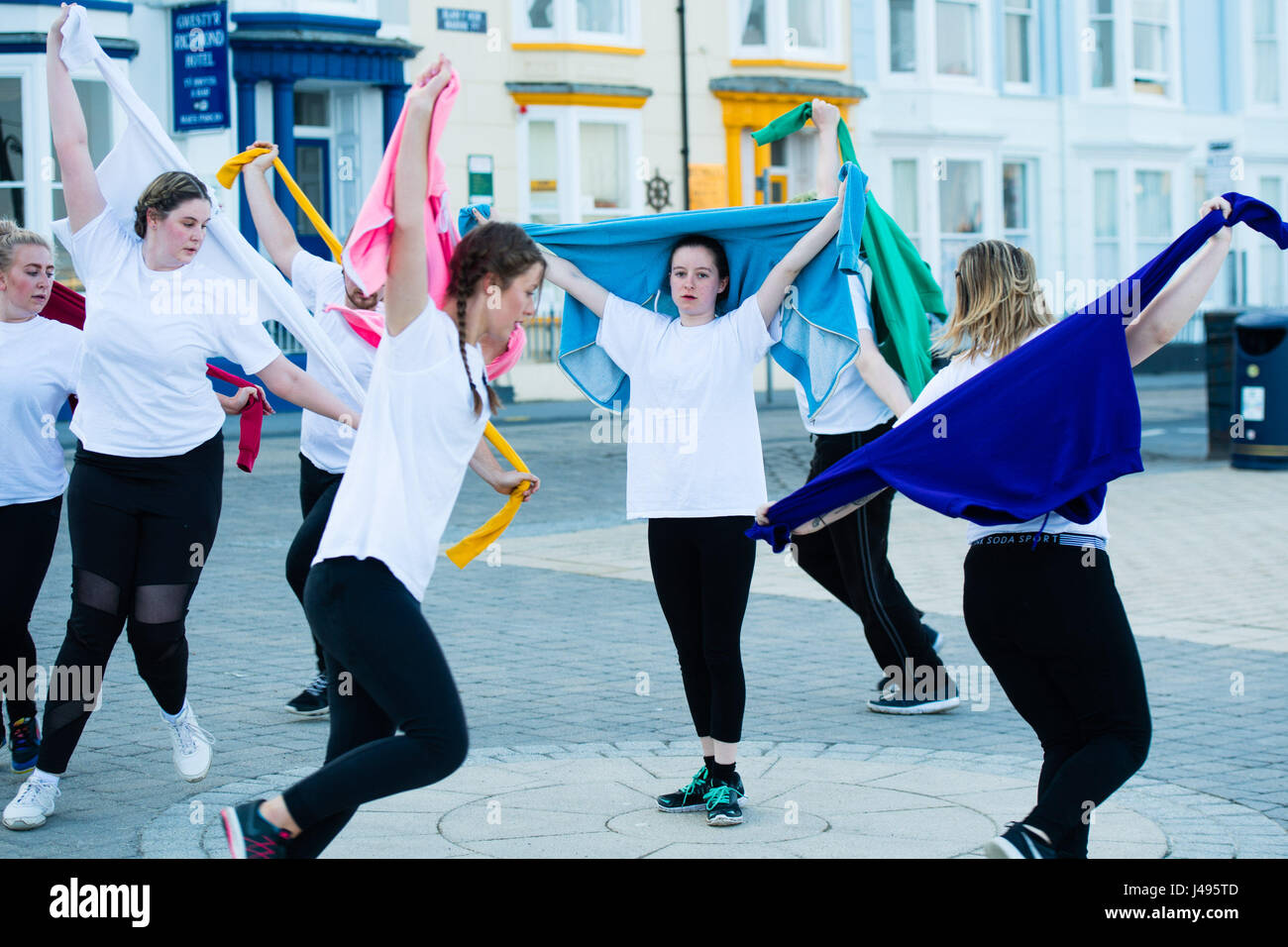 Aberystwyth Wales UK, giovedì 11 maggio 2017 un gruppo di giovani studenti universitari a Aberystwyth University eseguendo una improvvisazione di teatro all'aperto chiamato "Uccelli di una piuma", sulla base delle loro osservazioni del comportamento di uccelli di mare, sul lungomare a Aberystwyth alla prima luce su una fine maggio mattina sulla West Wales coast Photo credit: keith morris/Alamy Live News Foto Stock Aberystwyth Wales UK, giovedì 11 maggio 2017 un gruppo di giovani studenti universitari a Aberystwyth University eseguendo una improvvisazione di teatro all'aperto chiamato "Uccelli di una piuma", sulla base delle loro osservazioni del comportamento di uccelli di mare, sul lungomare a Aberystwyth alla prima luce su una fine maggio mattina sulla West Wales coast Photo credit: keith morris/Alamy Live News Foto Stock