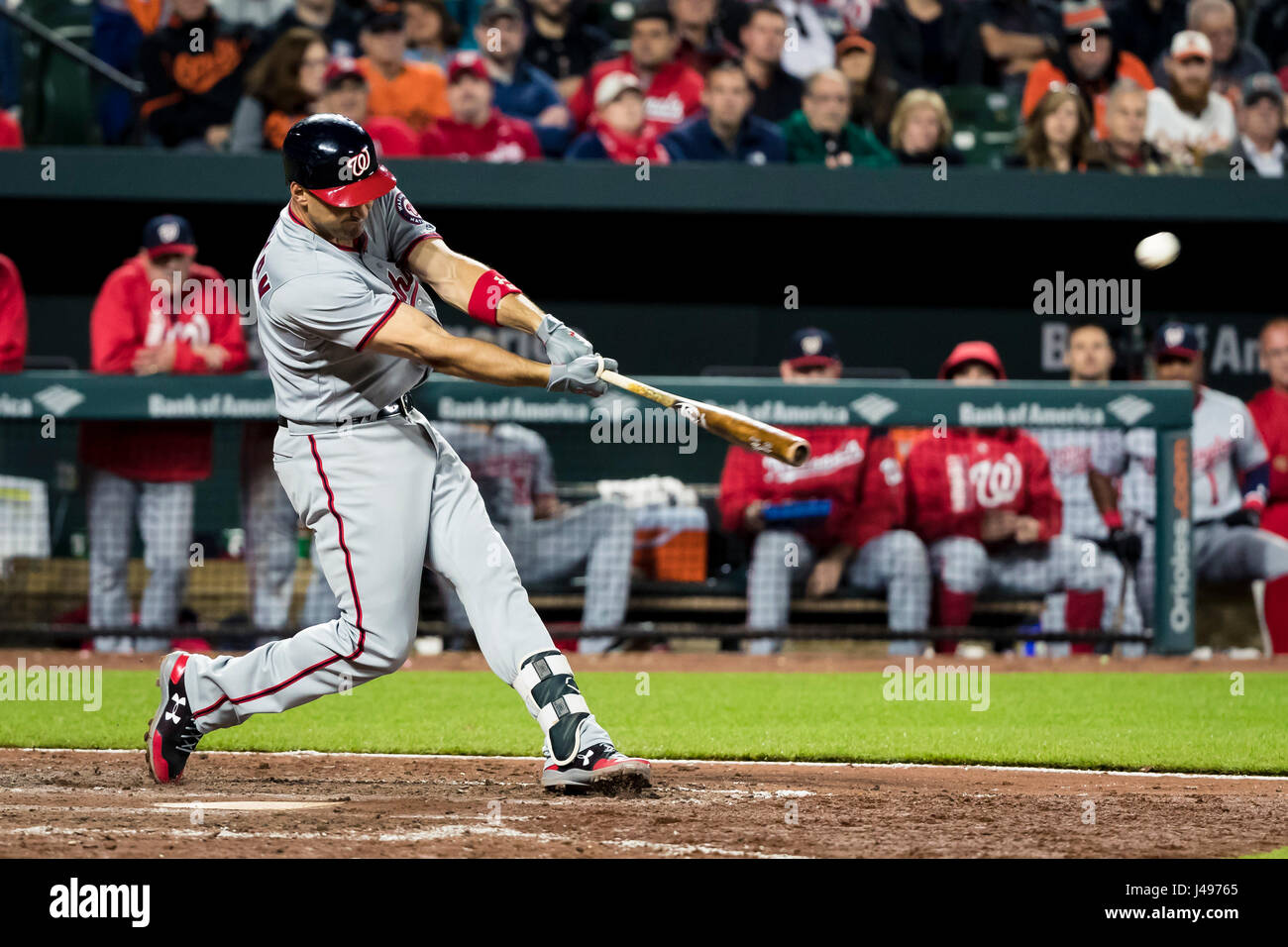 Baltimore, Maryland, Stati Uniti d'America. 09 Maggio, 2017. Washington cittadini primo baseman Ryan Zimmerman (11) raddoppia durante la partita MLB tra cittadini di Washington e Baltimore Orioles a Rigogolo Park a Camden Yards di Baltimora, Maryland. Credito: csm/Alamy Live News Foto Stock