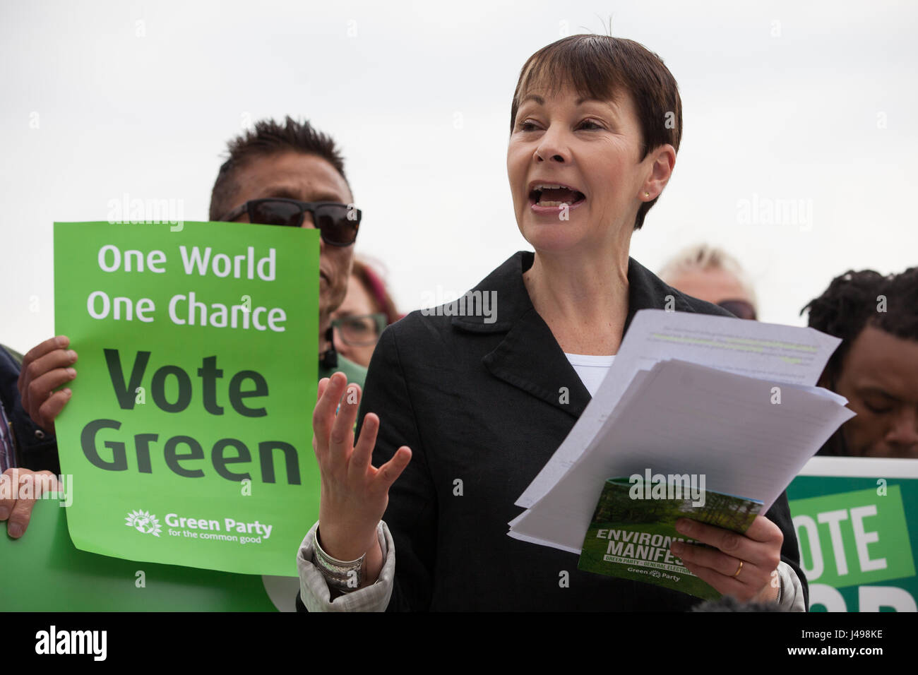 Londra, Regno Unito. 11 Maggio, 2017. Caroline Lucas, co-leader del Partito Verde, lancia il Partito Verde del manifesto di ambiente a Woodberry zone umide. Il Partito dei Verdi intende dare all'ambiente un fuoco centrale nella loro campagna elettorale e Caroline Lucas ha commentato circa la mancanza di discussione delle questioni ambientali da parte di altri leader di partito. Credito: Mark Kerrison/Alamy Live News Foto Stock