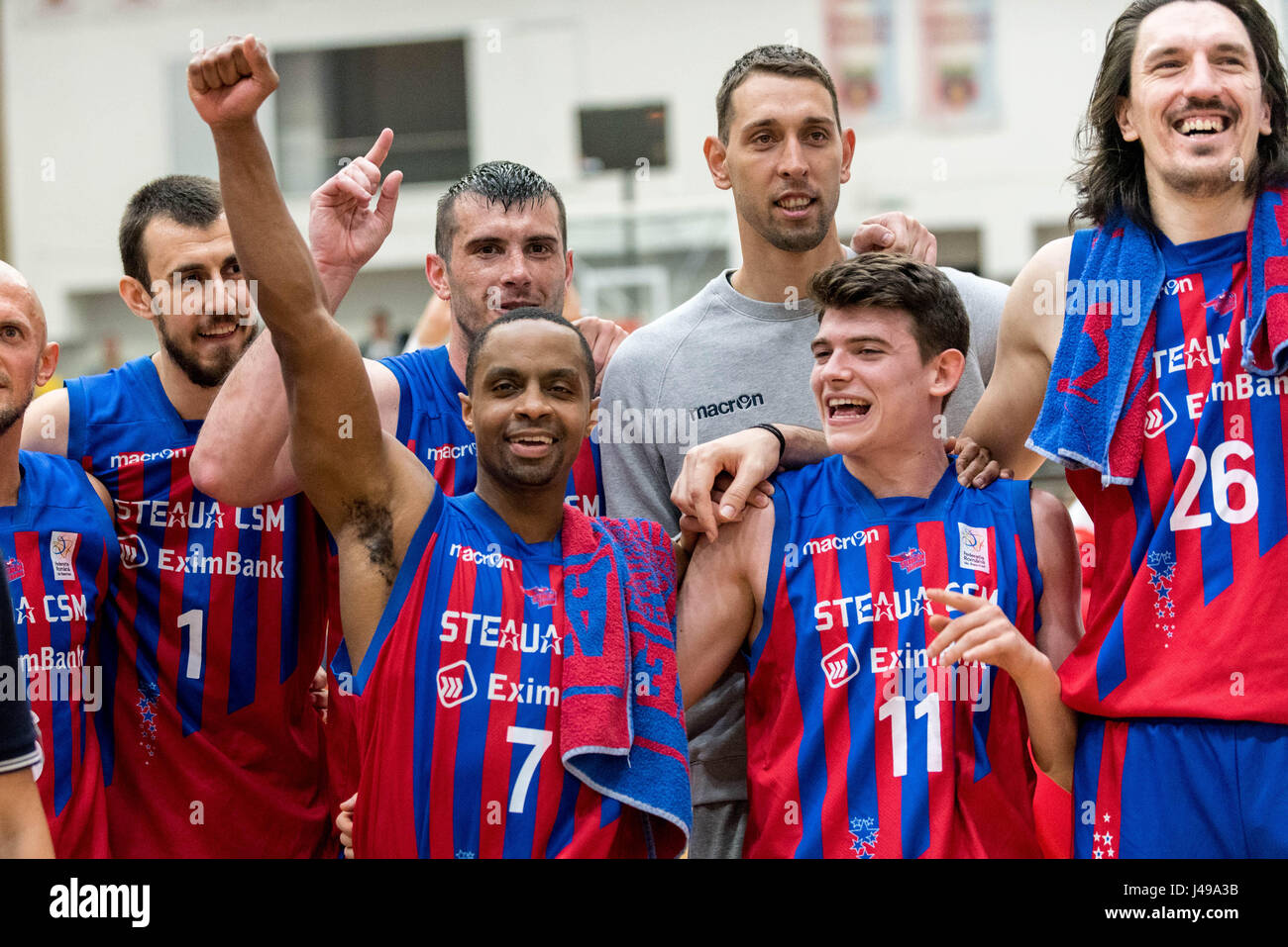 Bucarest, Romania. 11 Maggio, 2017. Steaua CSM EximBank Bucarest i membri del team che celebra la qualificazione sul finale della LNBM - Uomini National Basketball League - SEMI FINALE - gioco tra Steaua CSM EximBank Bucarest e BC CSU Sibiu presso la Sala Regimentului de Garda 'Mihai Viteazul', Bucarest, Romania ROU. Credito: Cronos/Alamy Live News Foto Stock