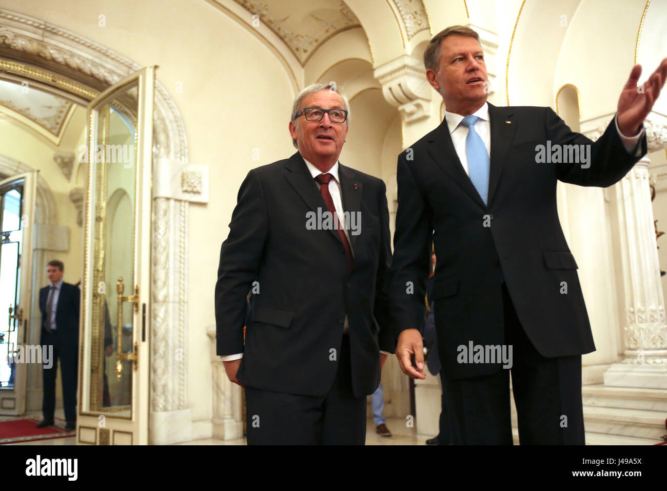 Bucarest, Romania. 11 maggio, 2017. Presidente rumeno klaus iohannis accoglie favorevolmente la Commissione europea presidente jean-claude juncker ih la sua prima visita ufficiale in Romania. Credito: gabriel petrescu/alamy live news Foto Stock