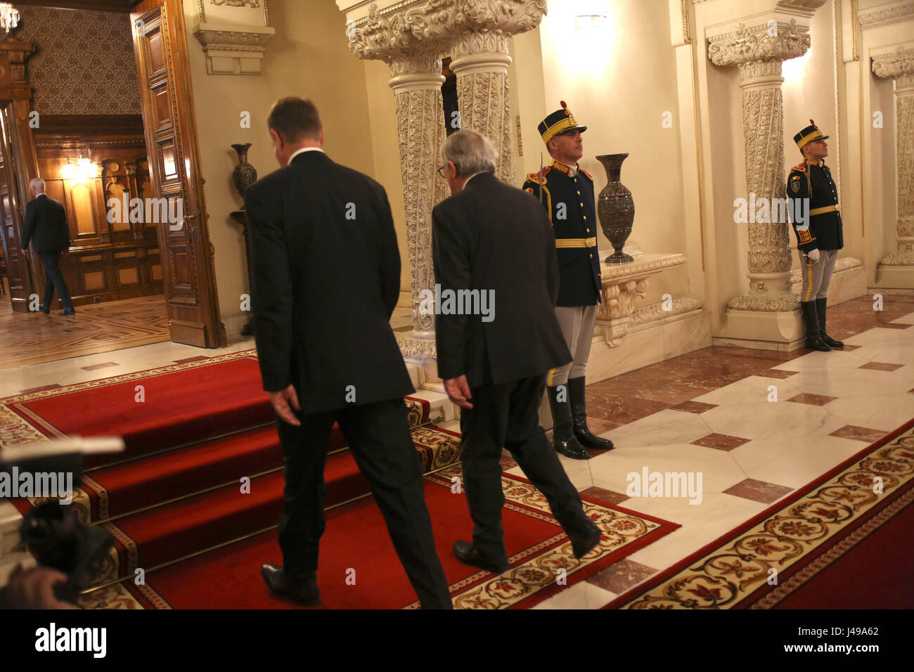 Bucarest, Romania. 11 Maggio, 2017. Presidente rumeno Klaus Iohannis accoglie favorevolmente la Commissione europea Presidente Jean Claude Juncker ih la sua prima visita ufficiale in Romania. Credito: Gabriel Petrescu/Alamy Live News Foto Stock