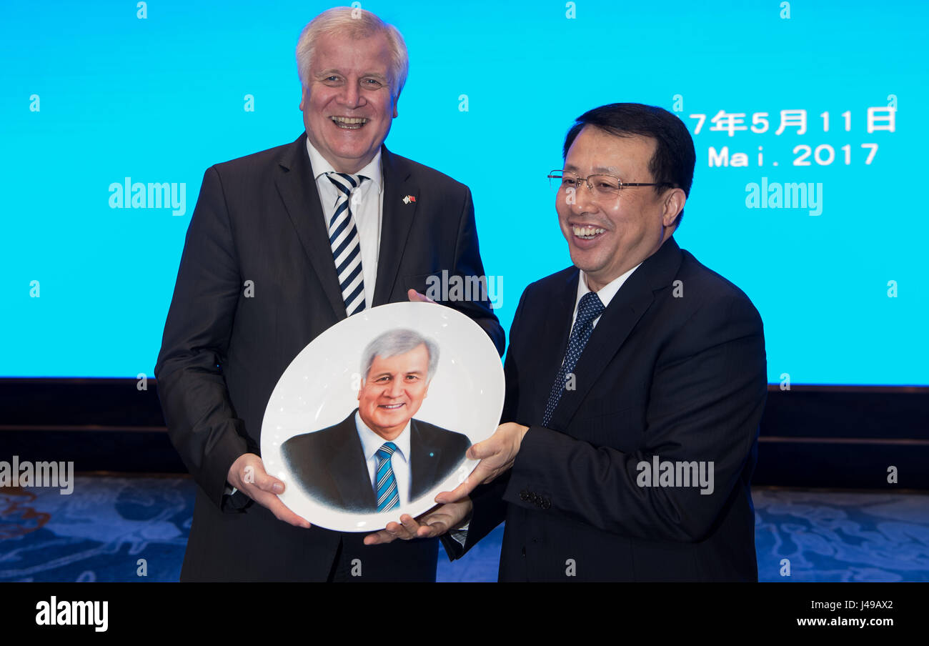 Jinan, Cina. 11 Maggio, 2017. dpatop - premier bavarese Horst Seehofer ricevere una piastra di porcellana dal governatore della provincia di Shandong, Gong Zhengin di Jinan, Cina, 11 maggio 2017. Seehofer è in visita in Cina fino al 13 maggio 2017. Foto: Sven Hoppe/dpa/Alamy Live News Foto Stock