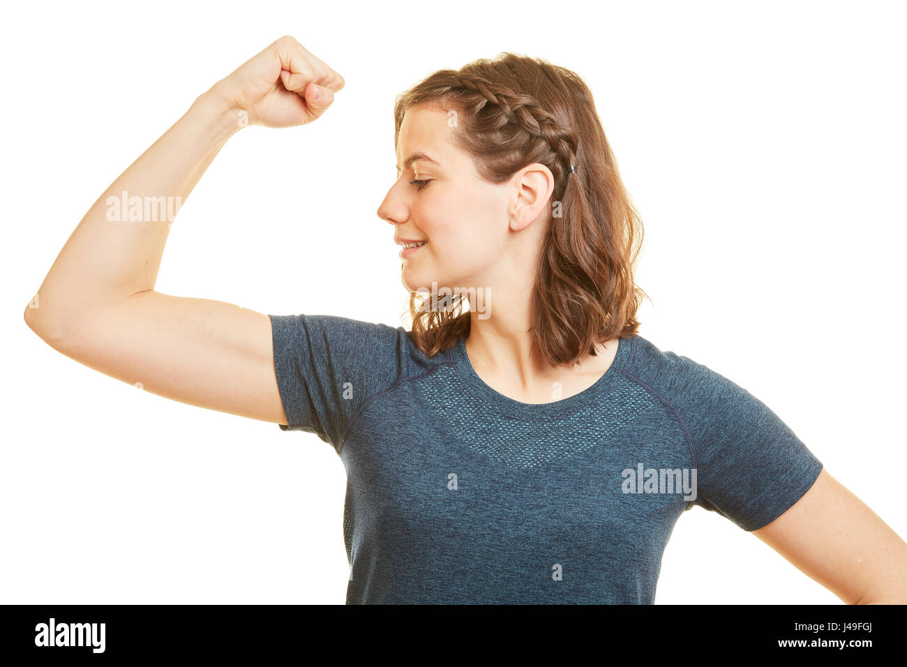 Sportivo da donna mostra il suo braccio muscoli come segno di solidità e potenza Foto Stock