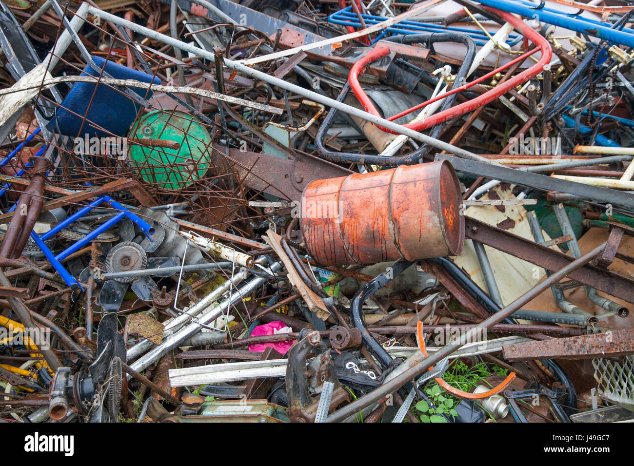 Un mucchio di spazzatura assortiti presso il cantiere di scarto Foto Stock