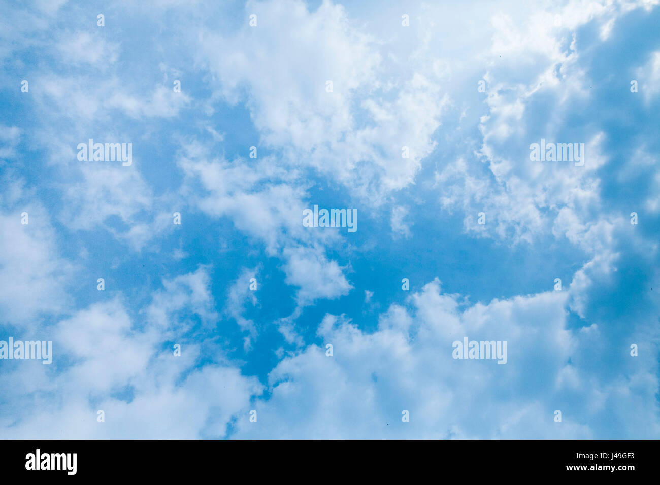 Cielo blu con nuvole wispy Foto Stock