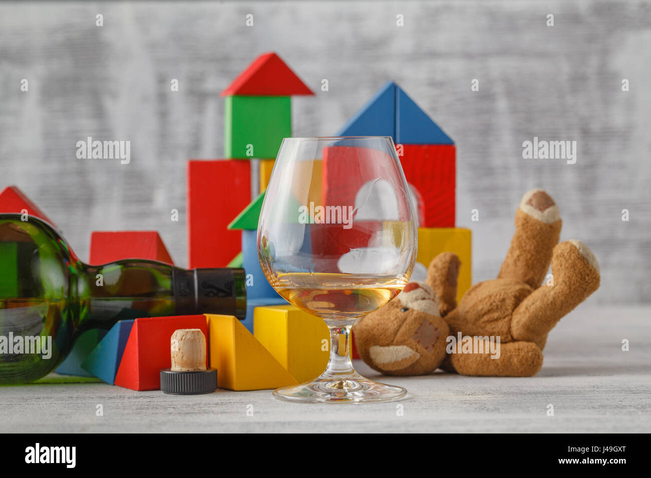 Problema di alcolismo. Rotto cubetti giocattolo si è schiantato tower Foto Stock