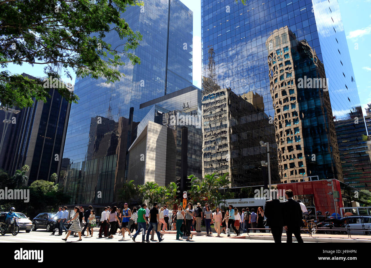 Gli imprenditori che attraversa il Paulista Avenue - centro finanziario in São Paulo City - Brasile Foto Stock