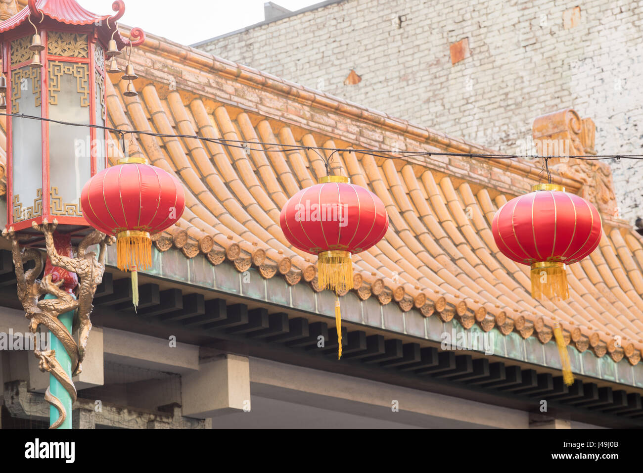 Rosso lanterne cinesi contro la pagoda cinese. Foto Stock