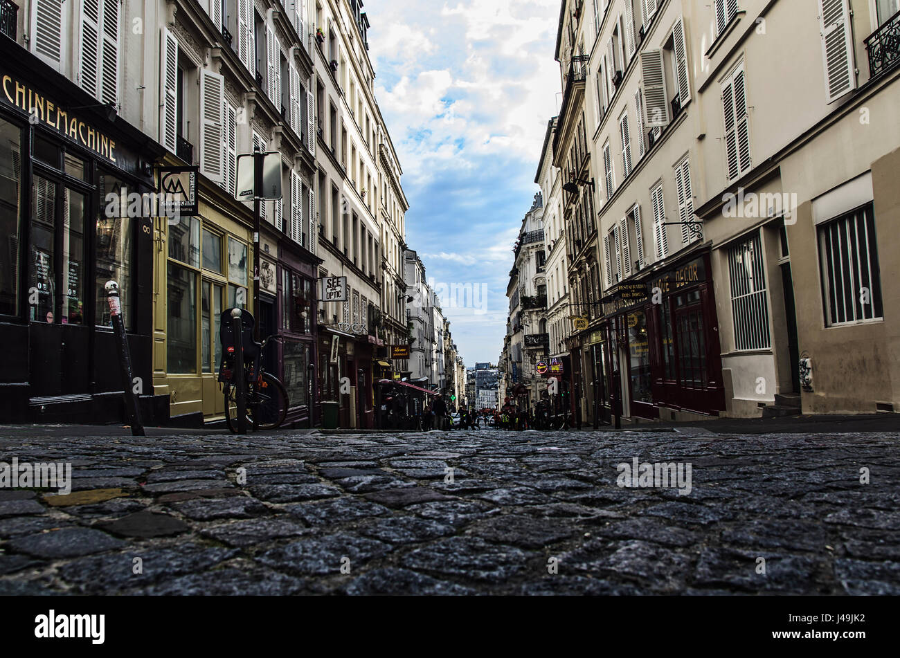 Una vista verso il basso nella rue des Martyrs - Paris 18eme, Francia Foto Stock