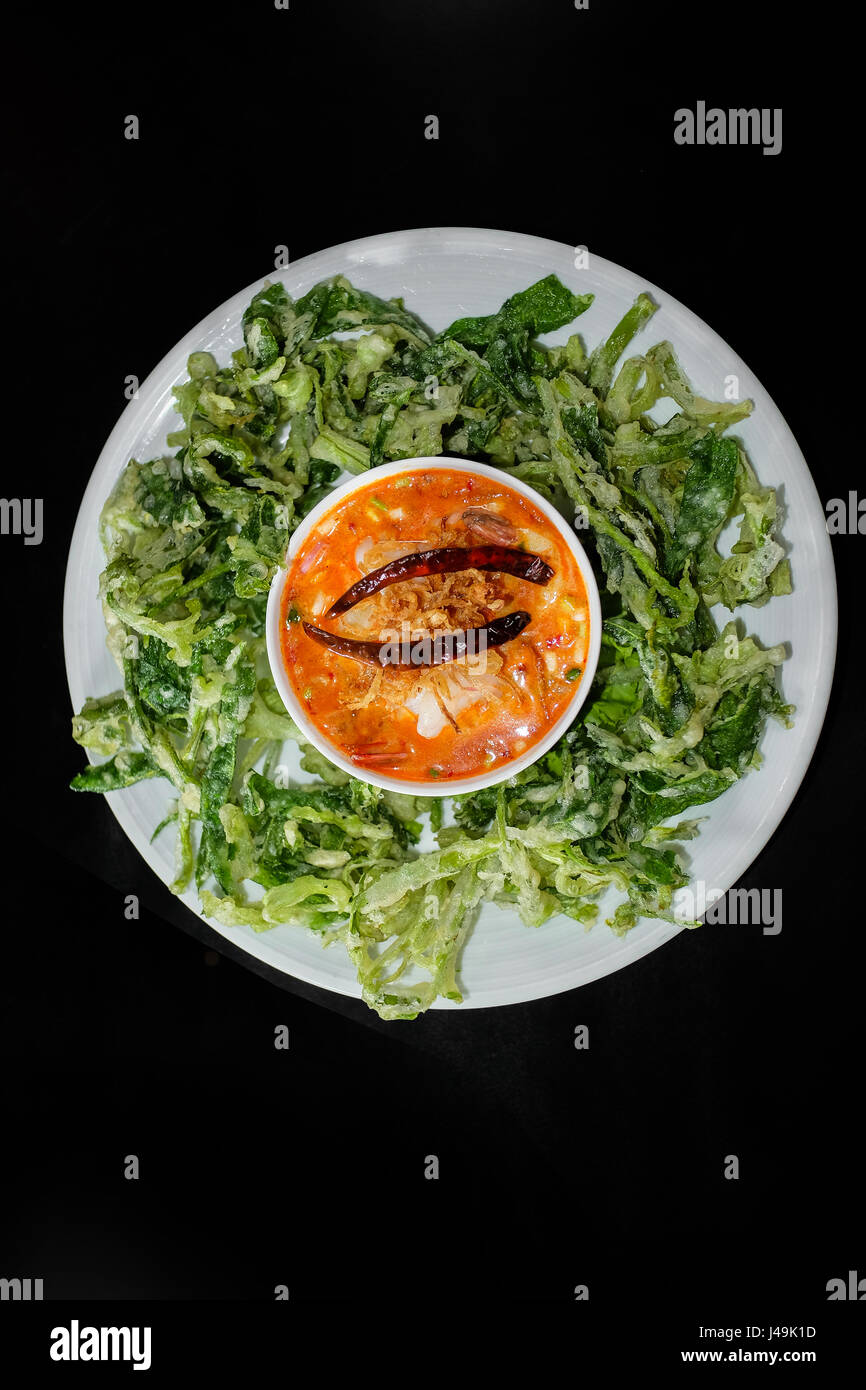 Croccante fritti gloria di mattina con il piccante insalata di mare, cibo tailandese Foto Stock