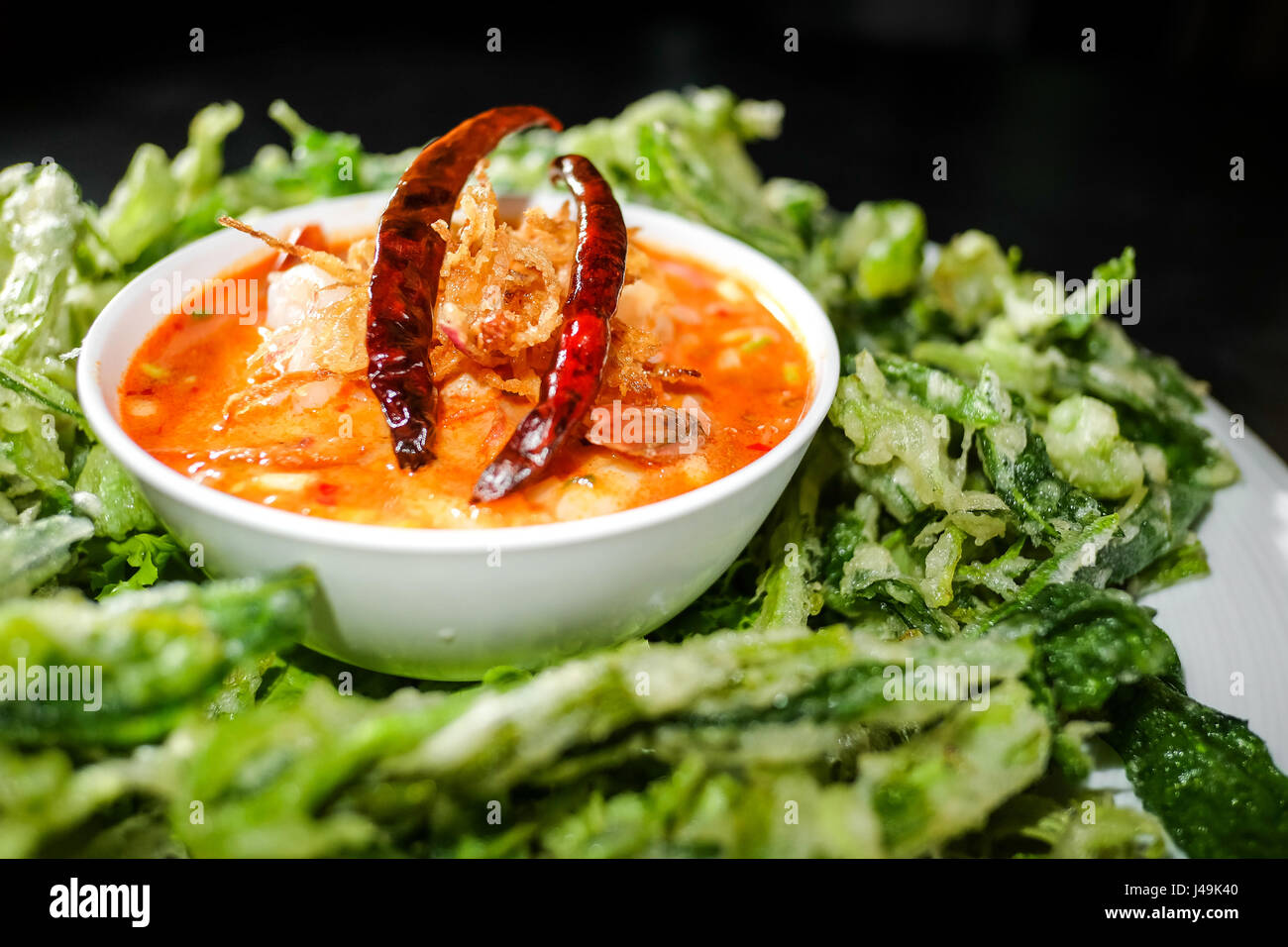 Croccante fritti gloria di mattina con il piccante insalata di mare, cibo tailandese Foto Stock