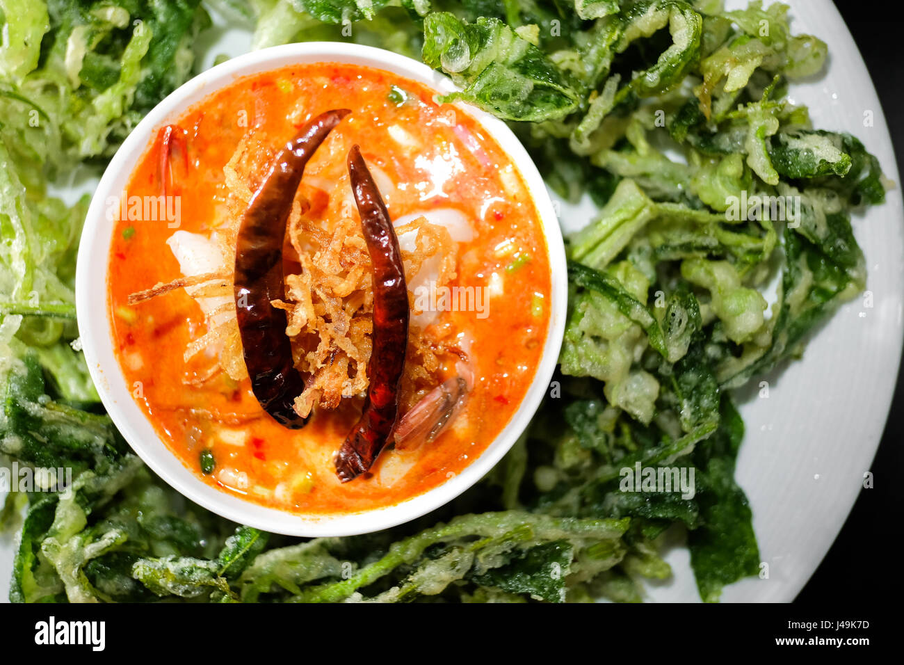 Croccante fritti gloria di mattina con il piccante insalata di mare, cibo tailandese Foto Stock