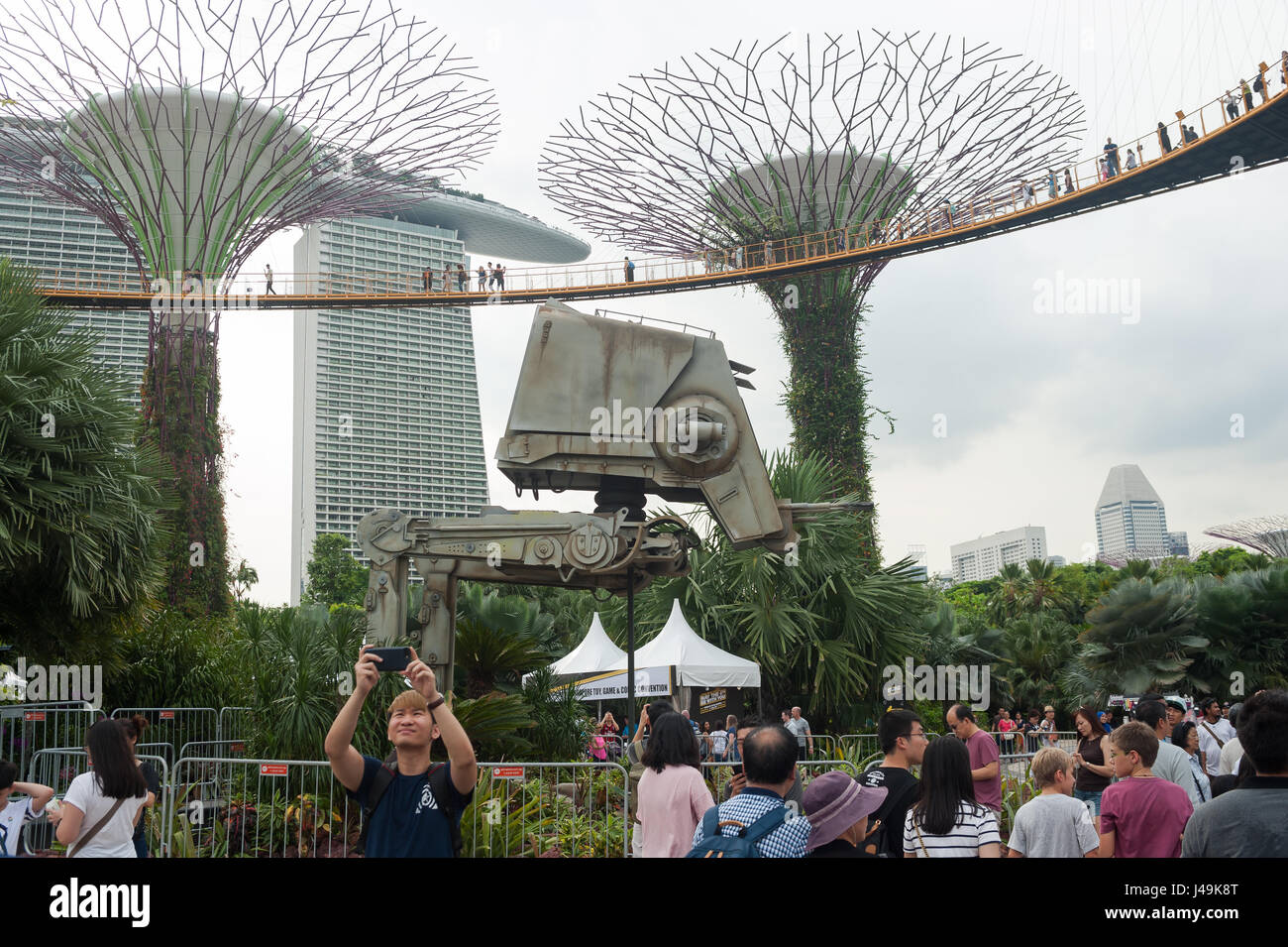 06.05.2017, Singapore, Repubblica di Singapore, in Asia - i fan di Star Wars si riuniscono durante l annuale Star Wars evento nel Supertree Grove. Foto Stock