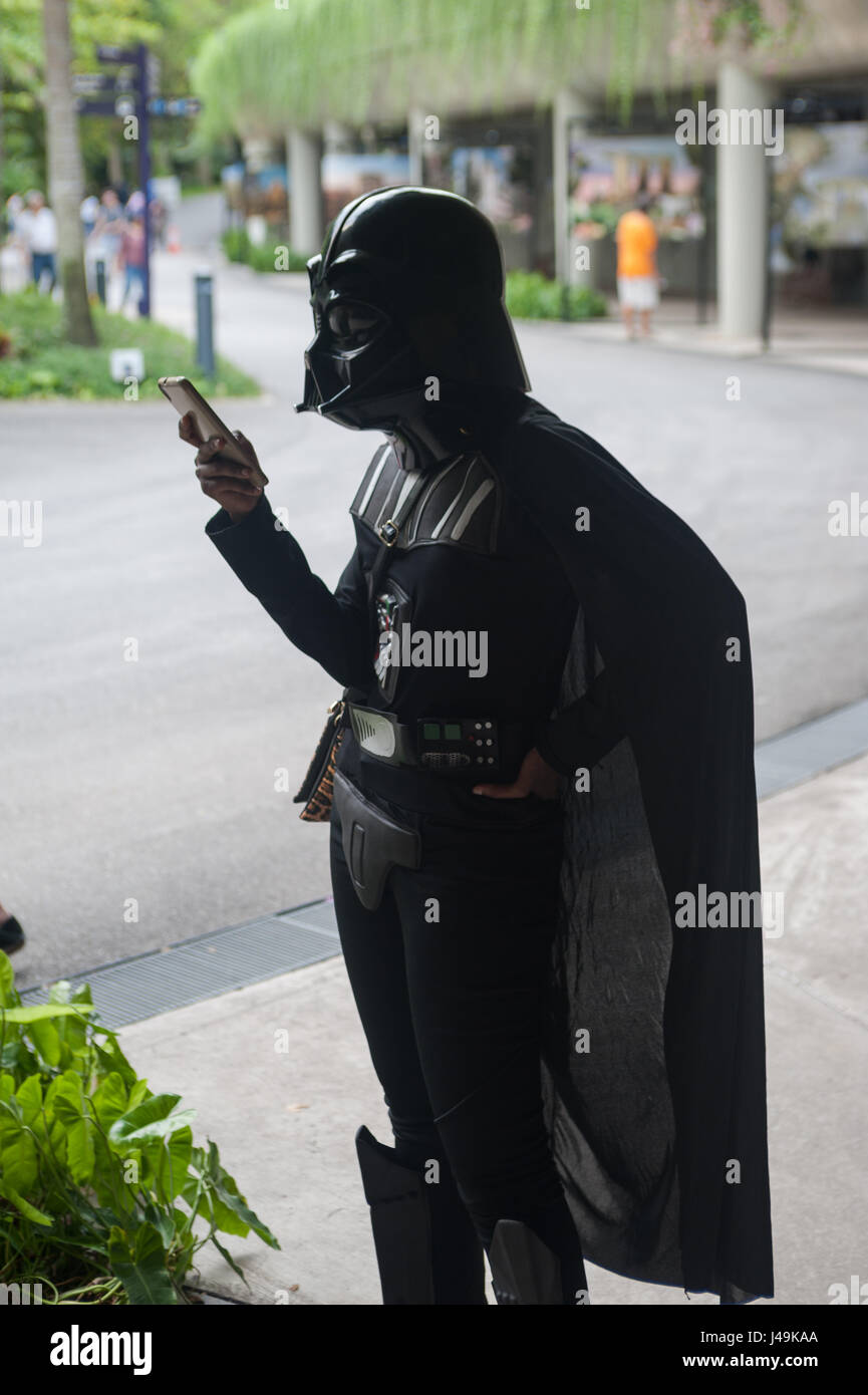 06.05.2017, Singapore, Repubblica di Singapore, in asia - una donna vestita di un Darth Vader costume è visto usando il suo smartphone. Foto Stock