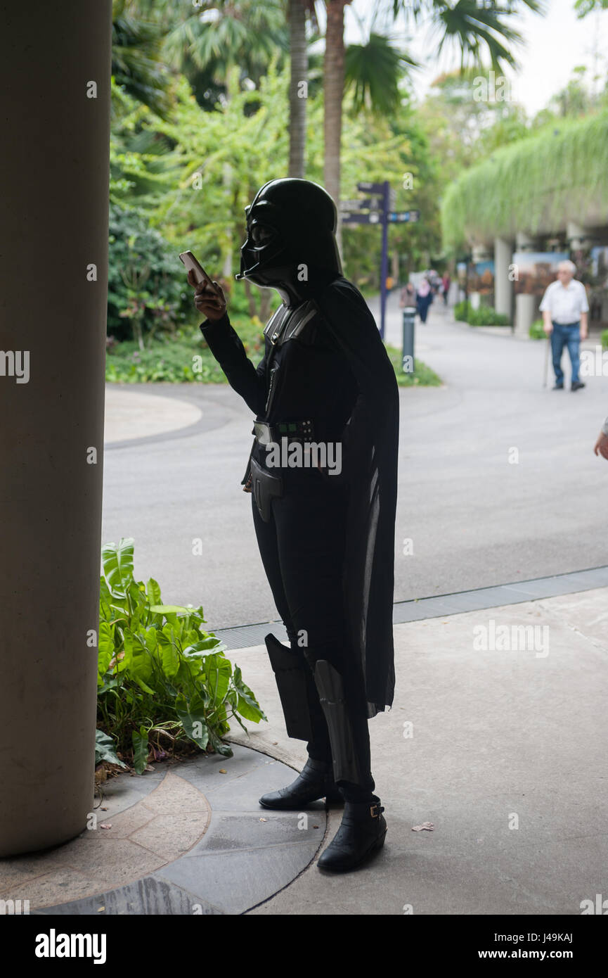 06.05.2017, Singapore, Repubblica di Singapore, in asia - una donna vestita di un Darth Vader costume è visto usando il suo smartphone. Foto Stock