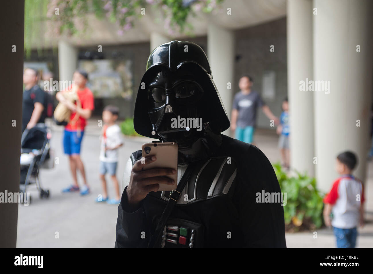 06.05.2017, Singapore, Repubblica di Singapore, in asia - una donna vestita di un Darth Vader costume è visto usando il suo smartphone. Foto Stock
