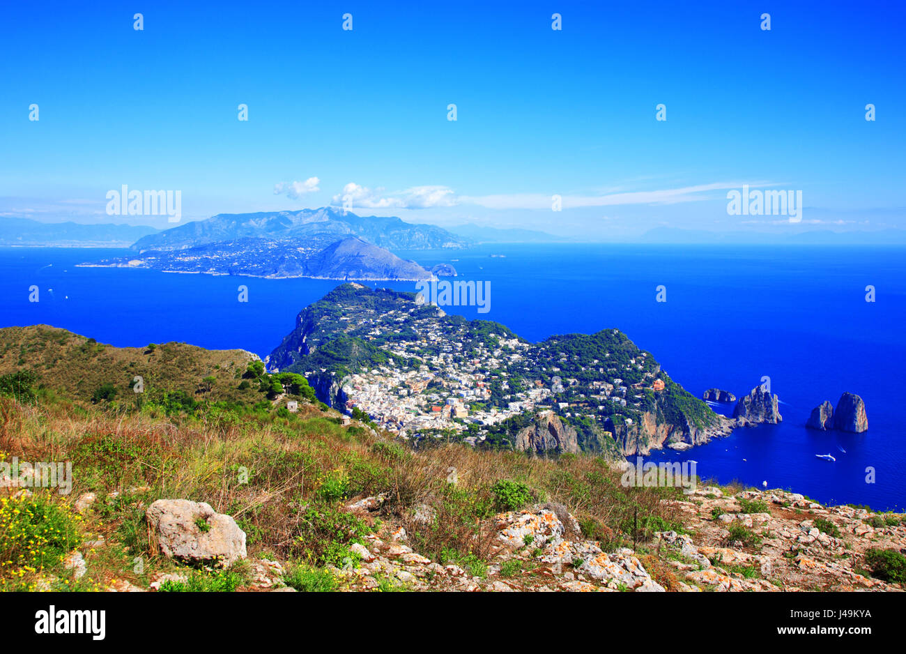 Città Capri con la penisola di Sorrento in background, Isola di Capri e il golfo di Napoli, Italia. Foto Stock