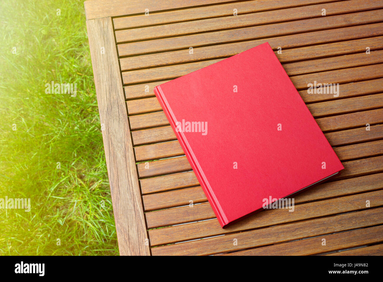 Libro rosso sul tavolo esterno presso la caffetteria Foto Stock