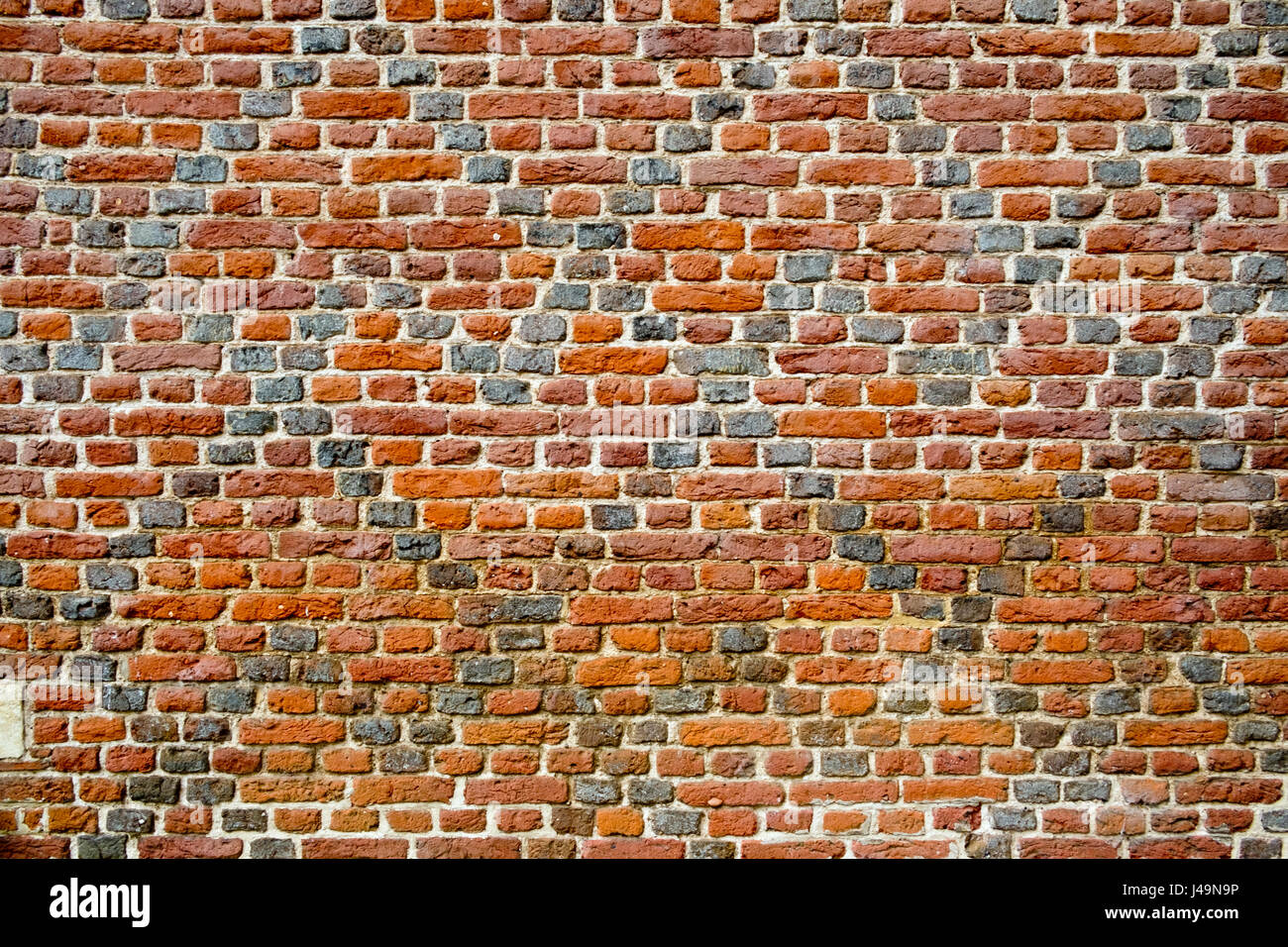 Vecchio rosso modellato un muro di mattoni full frame sfondo texture Foto Stock